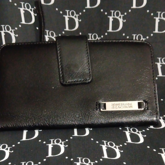Kenneth Cole Reaction Black Leather Phone Case - Picture 1 of 5